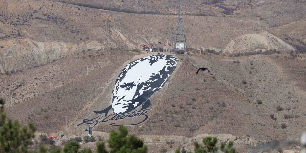 3 Bin Askerle 41 Yıl Önce Yapılan Dev Atatürk Portresi Yenilendi