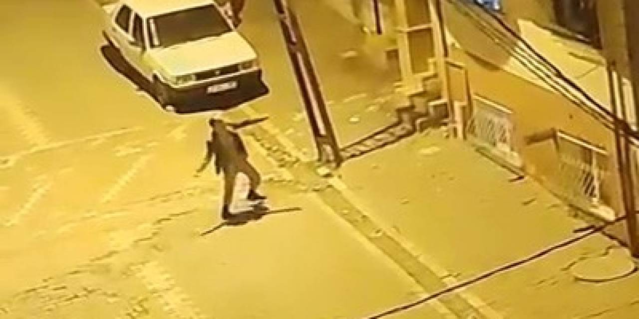 Esenyurt’ta Alkollü Şahıs Evini Taşlayıp, Mahalleyi Uyutmadı