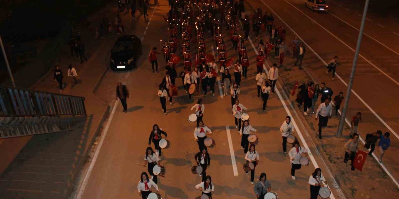 Osmaneli’nde Cumhuriyet’in 100. Yılı Dolayısıyla Fener Alayı Düzenlendi