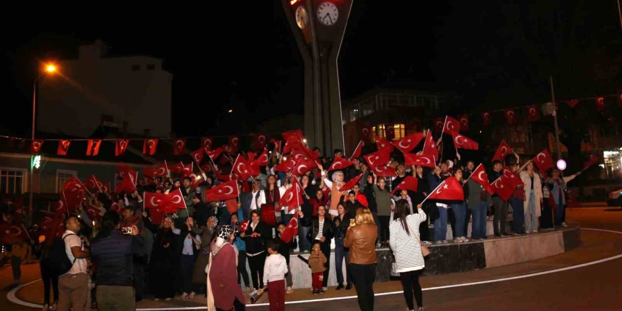 Çameli’nde Cumhuriyetin 100. Yaşında Fener Alayı Düzenlendi