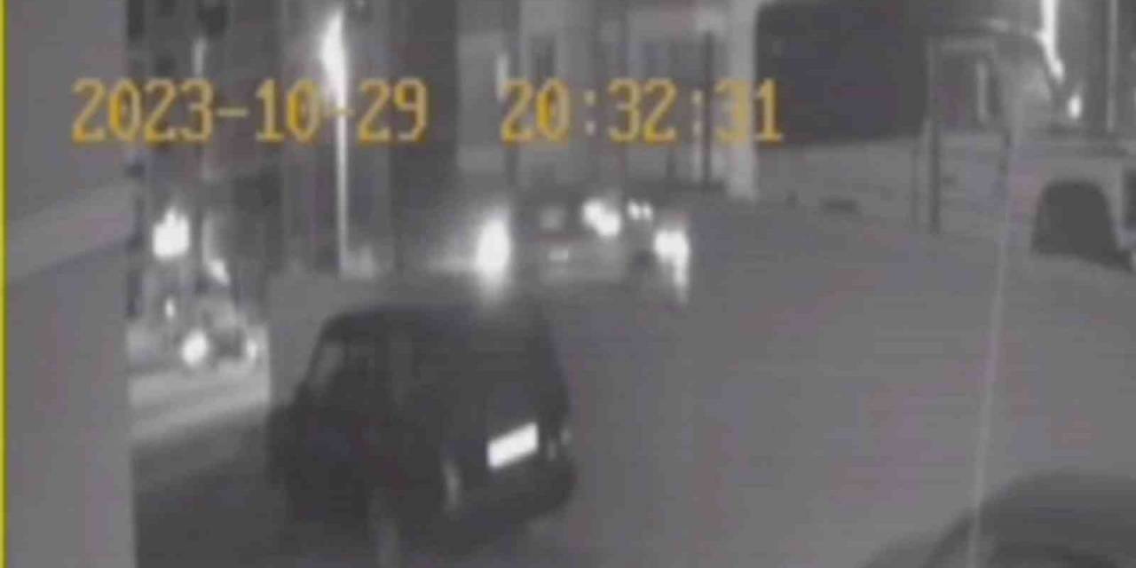 İki Otomobilin Çarpıştığı Kaza Kamerada