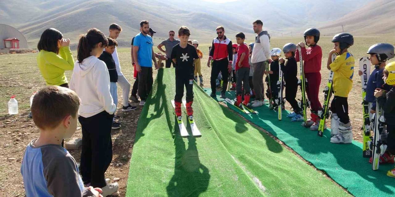 Kar Yağmayınca Yağladıkları Halıda Kayarak Şampiyonaya Hazırlanıyorlar