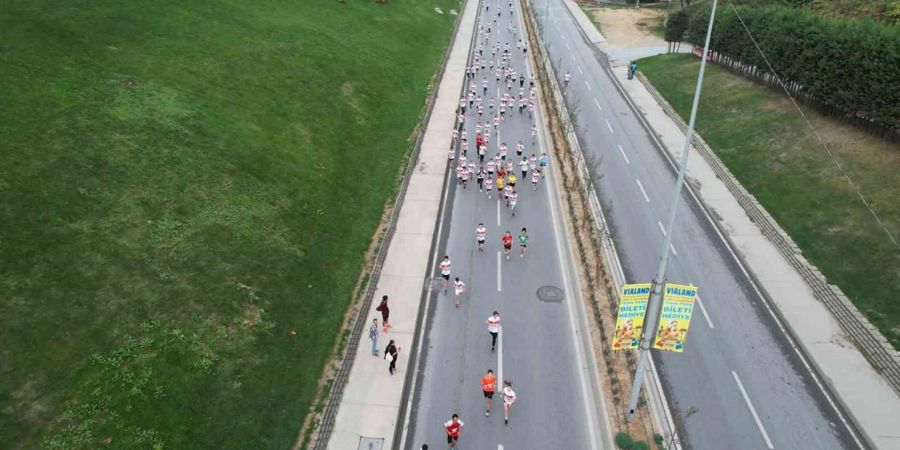 Cumhuriyet Koşusunda 2 Bin Sporsever Kıyasıya Yarıştı