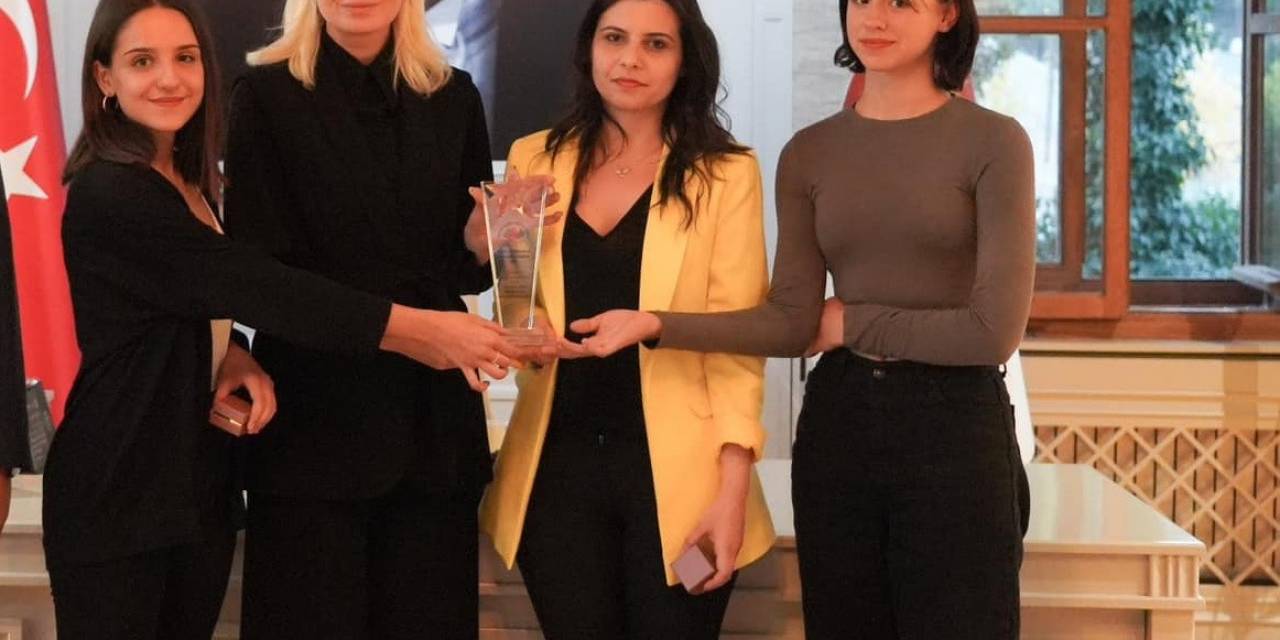 Ödülle Dönen Gençler Alınan Şilti Hediye Etti