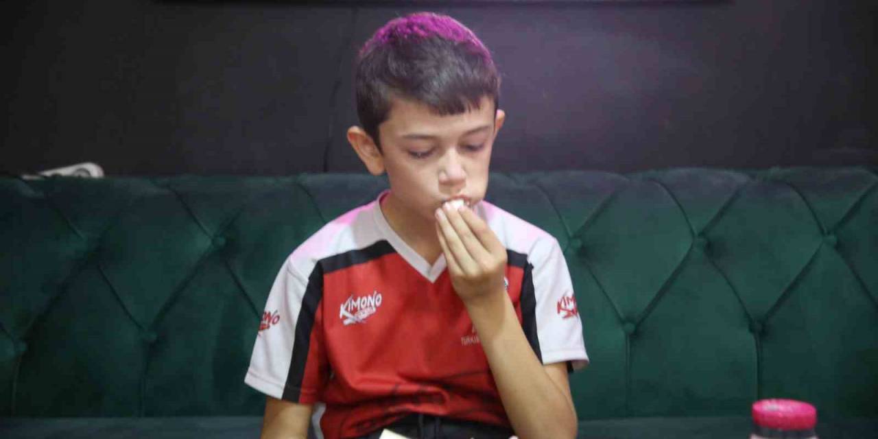 12 Yaşındaki Eymen’i Görenler Şaşkına Dönüyor: Okula Giderken Bile Sarımsak Yiyor