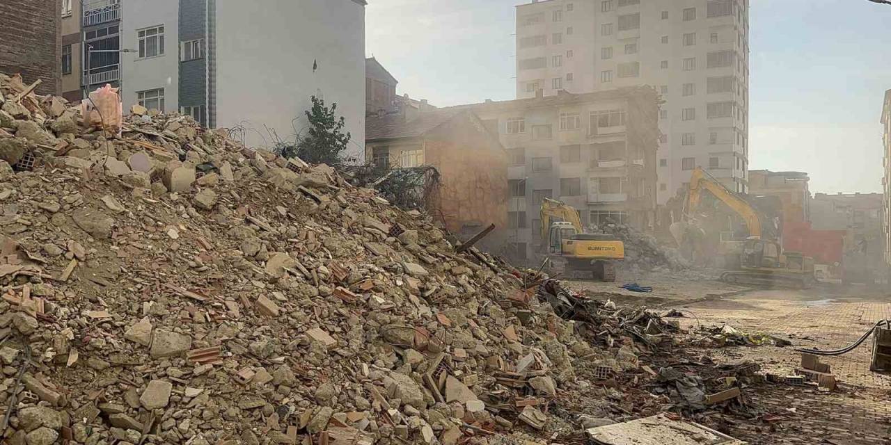 Ağır Hasarlı Bina Ses Dalgaları Sonrası Tek Dokunuşla Yıkıldı