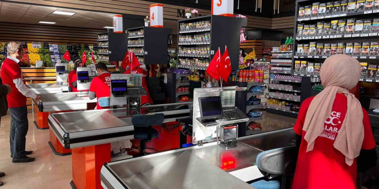 Bir Hafta Boyunca Kırmızı Beyaz Kıyafetlerle Hizmet Verecekler