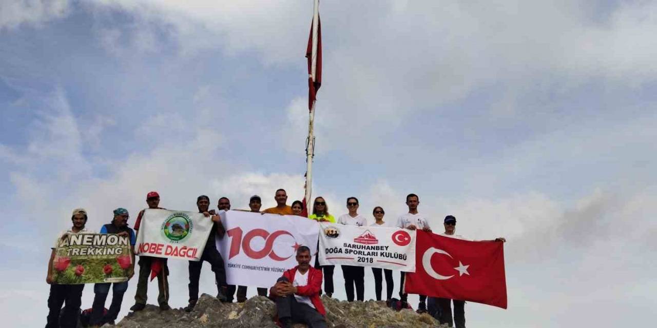 Şehitlikten Aldıkları Toprağı Spil’in Zirvesine Bıraktılar