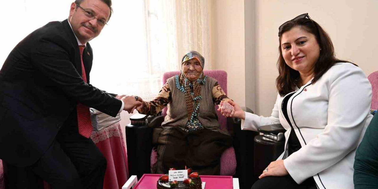 Vali Enver Ünlü Ve Eşi Sema Ünlü, Cumhuriyetle Yaşıt Ayşe Teyzenin 100. Yaşını Kutladı