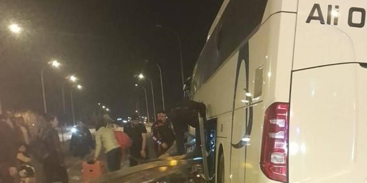 Bariyerlere Çarpan Yolcu Otobüsünde 7 Kişi Hafif Şekilde Yaralandı