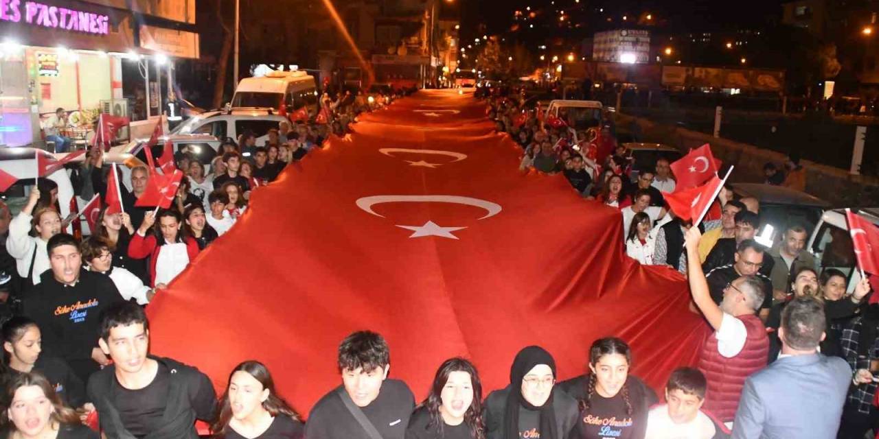 Söke’de 100 Metrelik Bayrakla Binlerce Kişi Cumhuriyet İçin Yürüdü