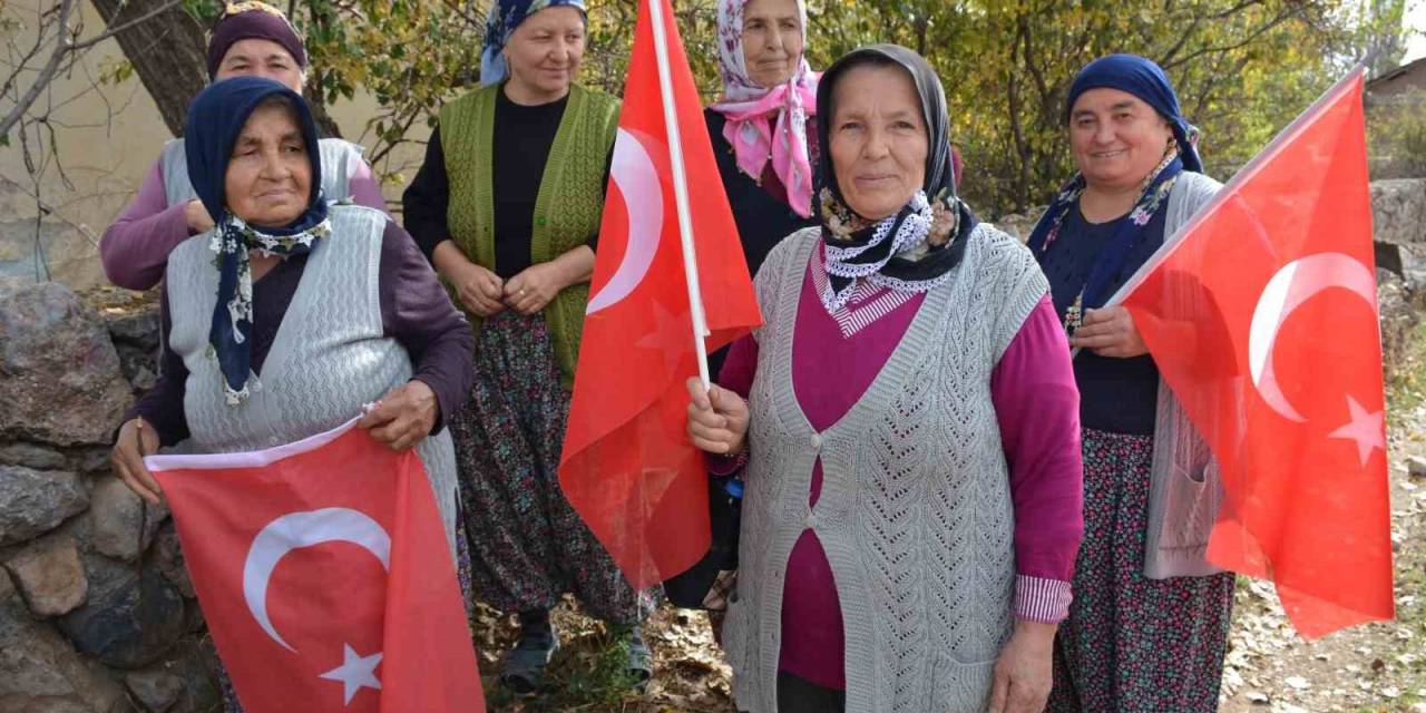 Belediye Başkanı Şiir Okuyan Köylülerin Coşkusuna Ortak Oldu