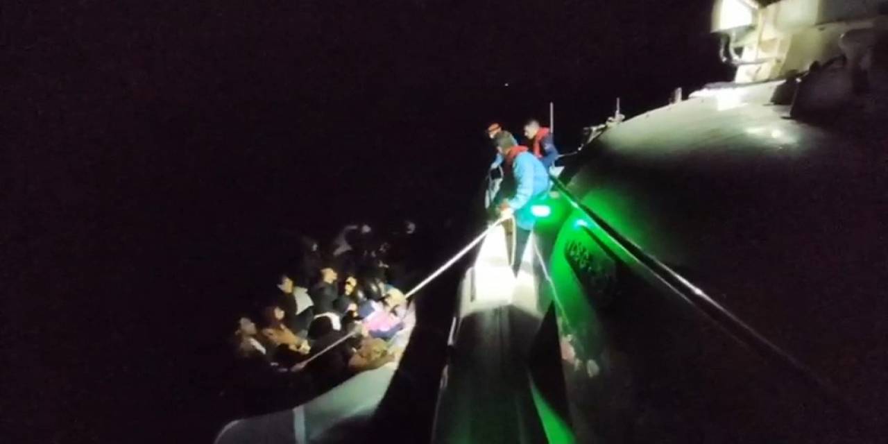 Ayvacık Açıklarında Motor Arızası Nedeniyle Sürüklenen Lastik Bottaki 24 Kaçak Göçmen Kurtarıldı