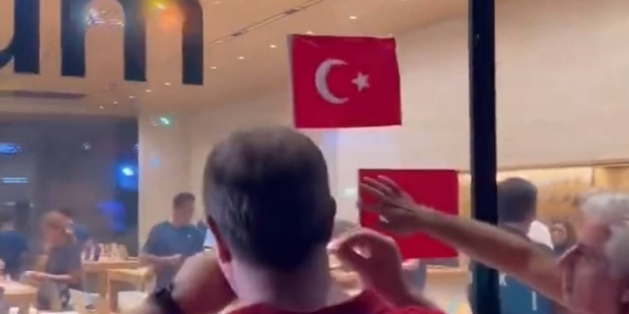 Kadıköy’de Apple Mağazası Türk Bayrağı Asmayınca Vatandaşlar Astı
