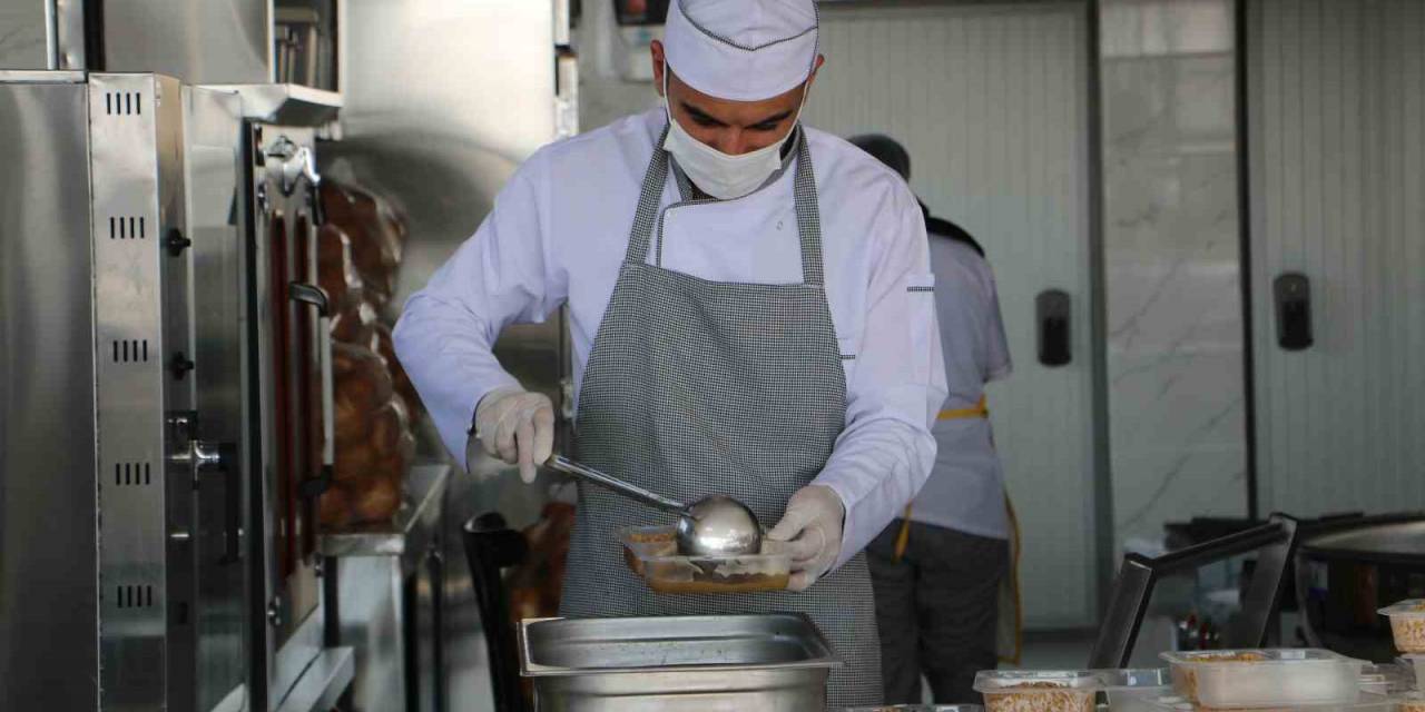 Diyarbakır’da İhtiyaç Sahibi 750 Aileye Yemek Hizmeti