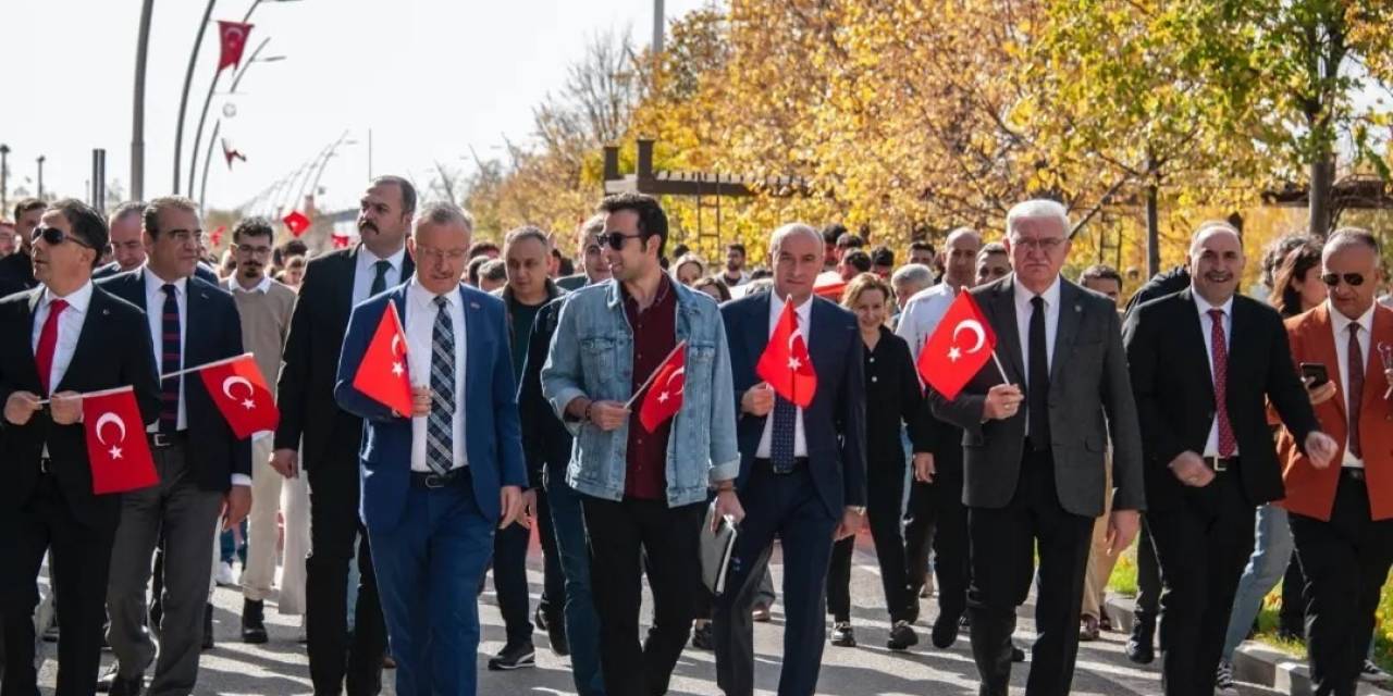 Ebyü’de Cumhuriyet Yürüyüşü Gerçekleştirildi