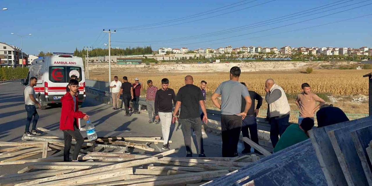 Karaman’da İnşaat Kalıbı Yüklü Kamyonet Devrildi: 2 Yaralı