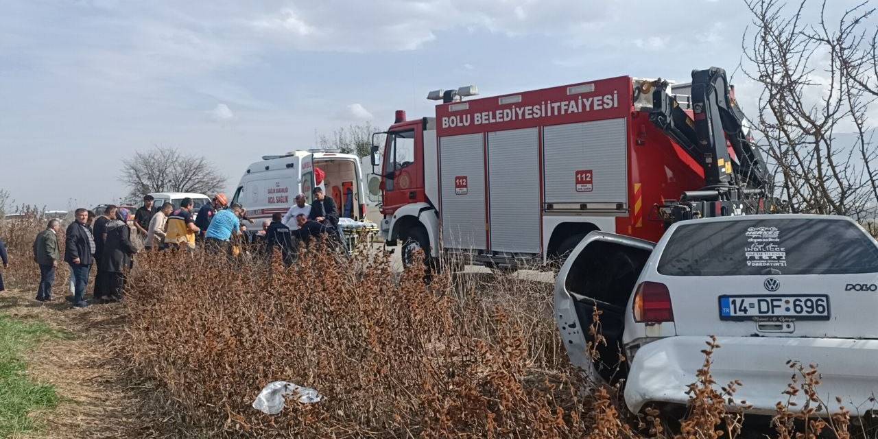 İki Ağacı Deviren Otomobil Kullanılamaz Hale Geldi: 2 Yaralı