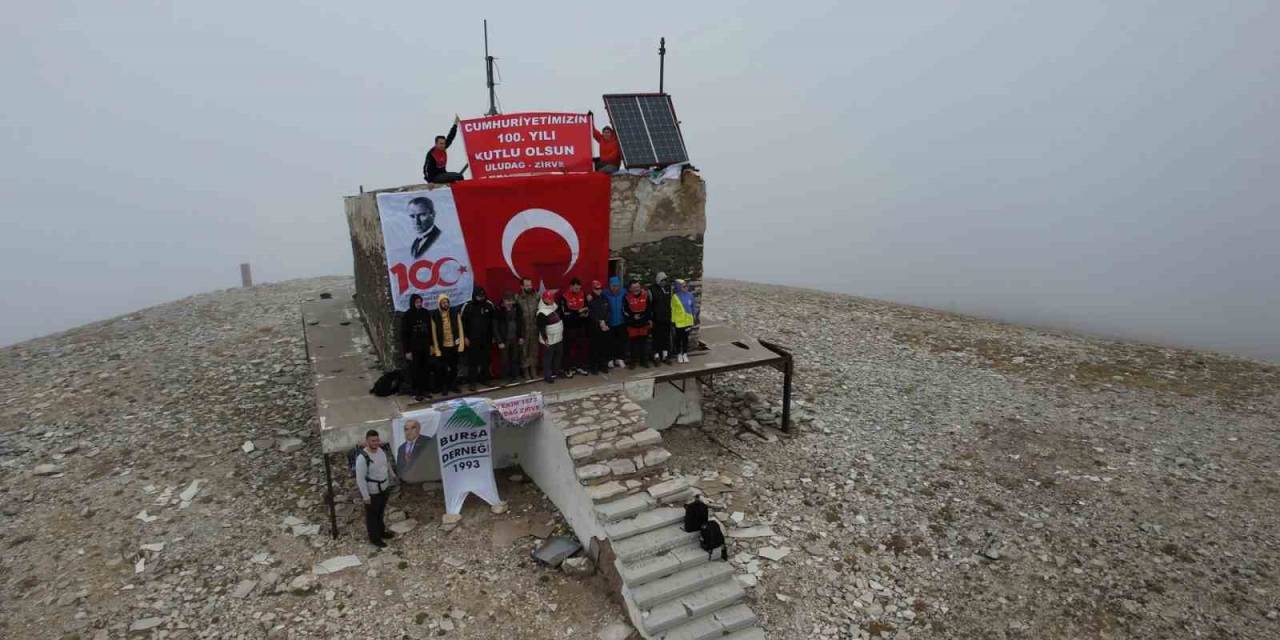 Cumhuriyet’in 100. Yılında Uludağ’ın Zirvesine Tırmandılar
