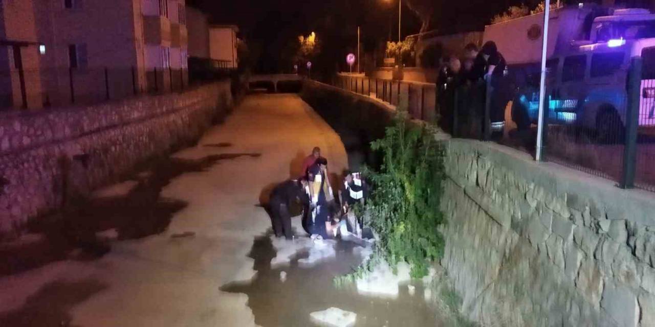 Dengesini Kaybederek Dereye Düşen Adamı Ekipler Kurtardı
