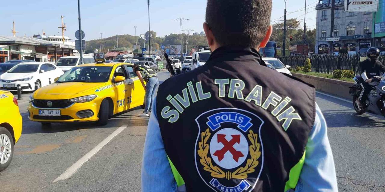 Taksi Denetiminde İlginç An: Polis Durdurmayınca Kendisi Durdu, "Bilerek Durdum, Devletimi Seviyorum" Dedi