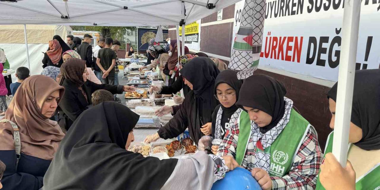 Tatvan’da Gazze’ye Yararına Hayır Çarşısı Açıldı