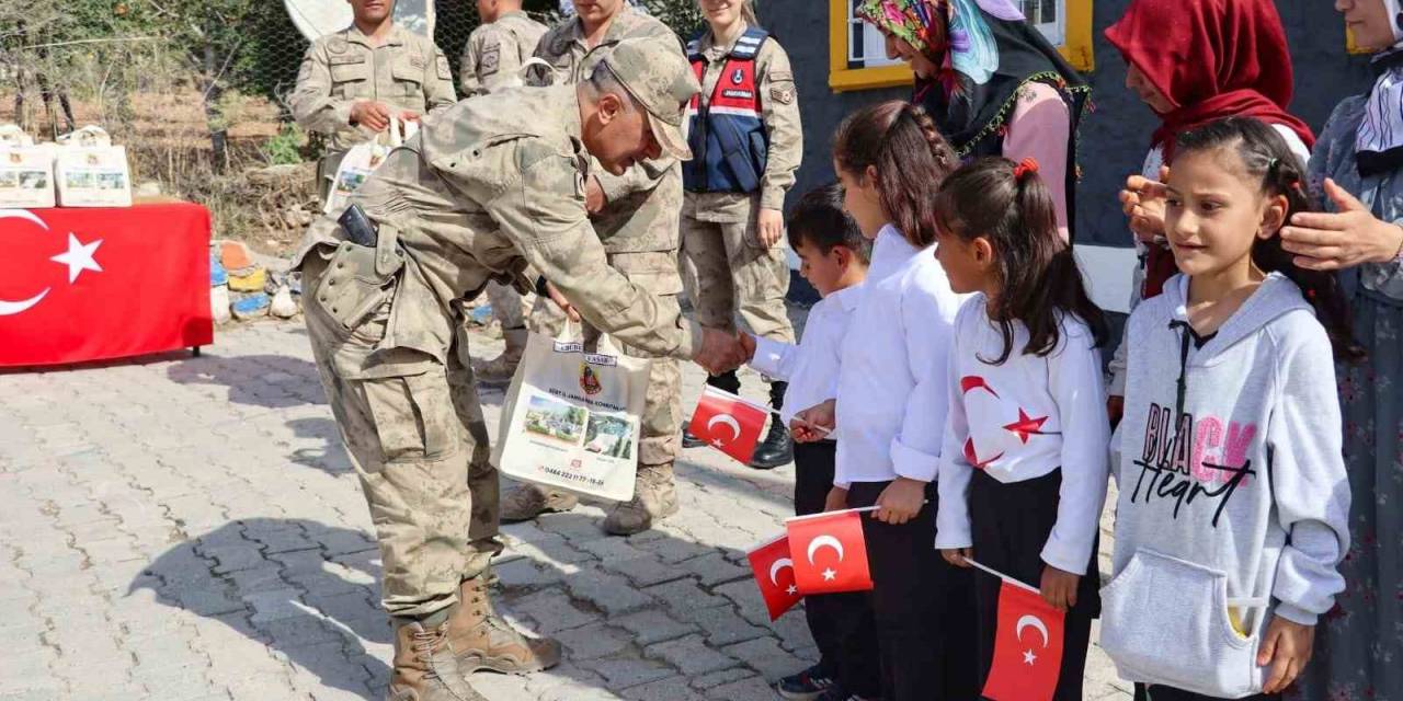 Siirt’te Jandarma Ekipleri Çocuklara Üniforma Hediye Edip Etkinlik Yaptı