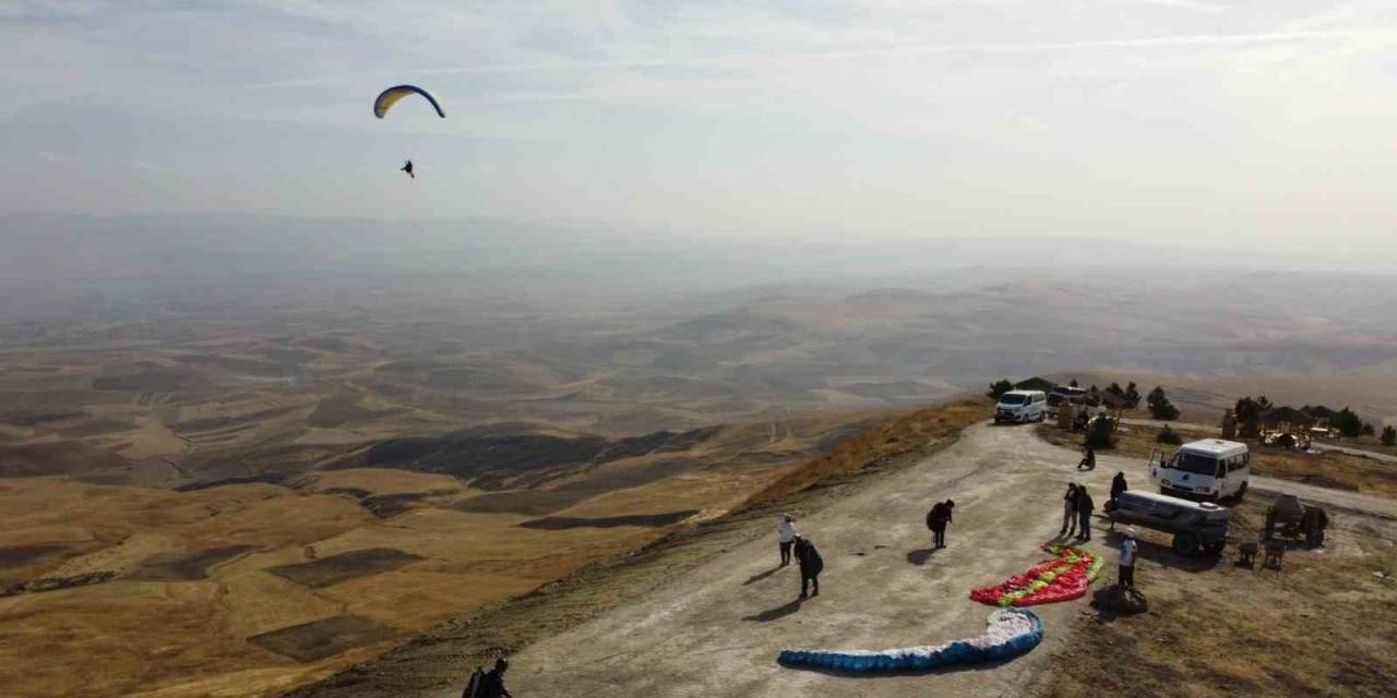 Yamaç Paraşütçüleri Cumhuriyetin 100. Yılında Bayat Semalarında Süzüldü