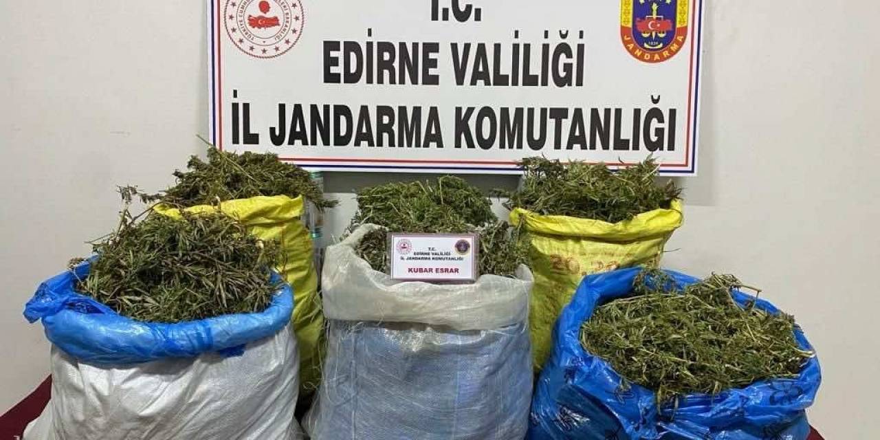 Edirne Jandarması Meriç Nehri’nde Şişme Bot İçinde Uyuşturucu Ele Geçirdi