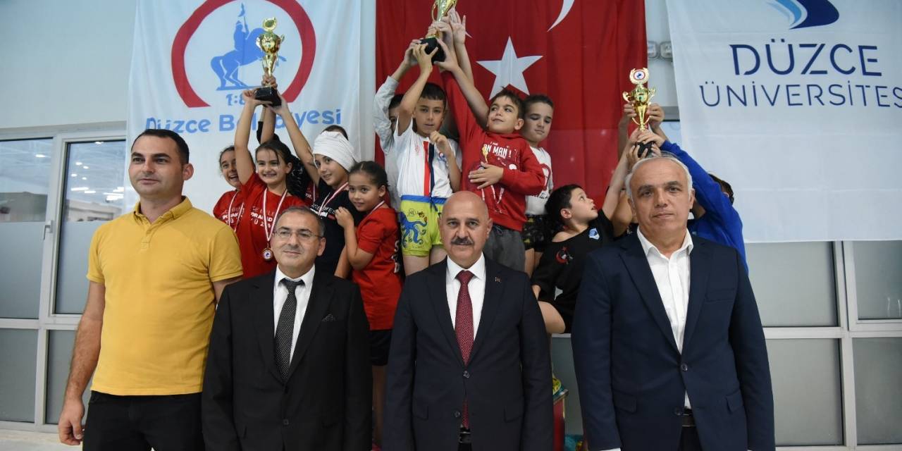 Çocuklar 100. Yıl İçin Kulaç Attı