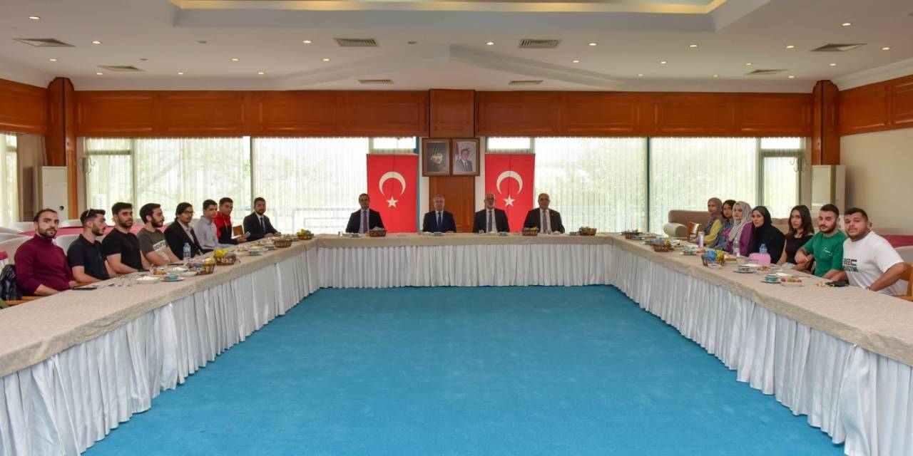 Rektör Yardımcıları Filistinli Öğrencilerle Yemekte Buluştu