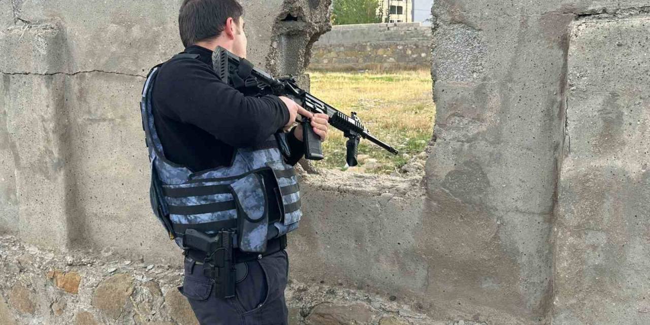 Yüksekova’da Metruk Binalarda Uyuşturucu İçenler Arandı