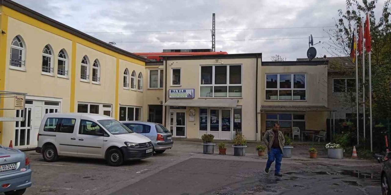 Almanya’da Üç Camiye Çirkin Saldırı