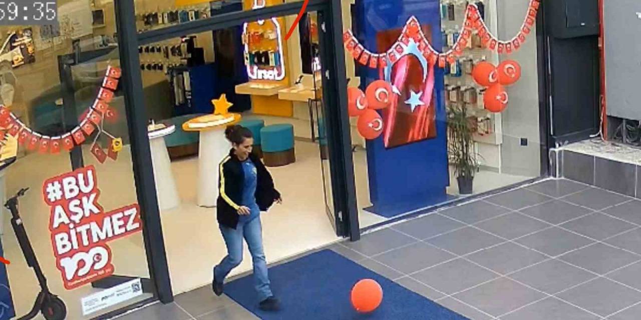 Cumhuriyet Coşkusunun Dokunaklı Anı: Yere Düşen "Ay Yıldıza" Saygı Dolu Öpücük