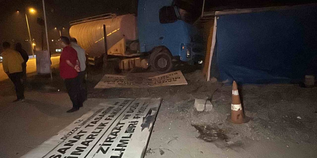Tır Karşı Şeride Geçti, Dükkana Çarparak Durdu