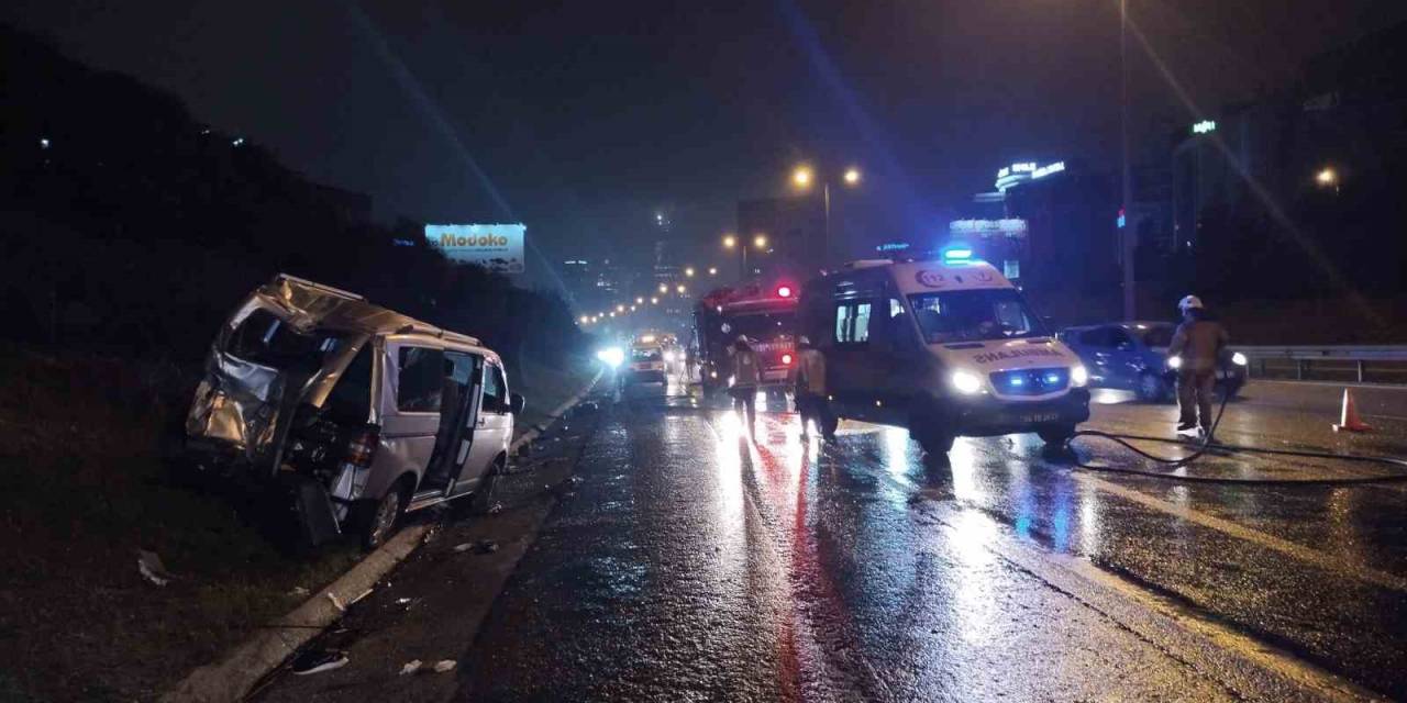 Tem Otoyolu’nda İett Otobüsü Park Halindeki Minibüse Çarptı: 2 Yaralı