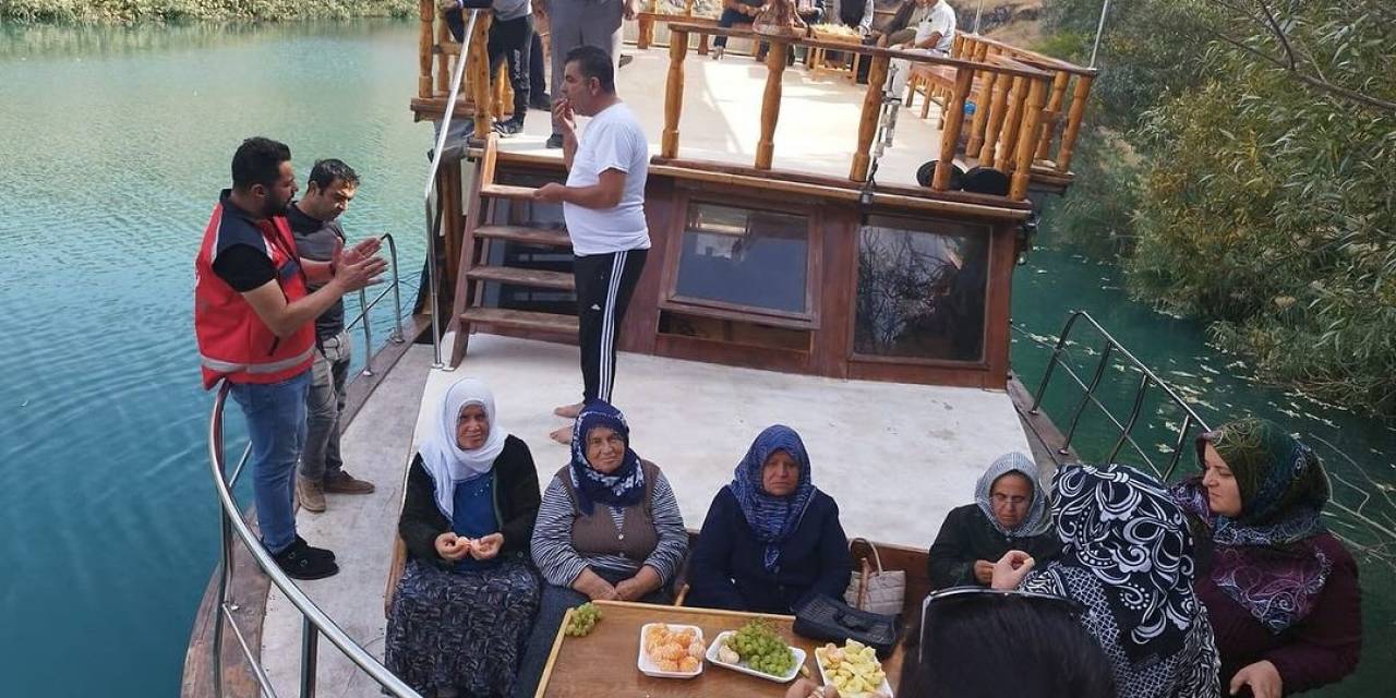 Yaşlılar  İçin Tekne Turu Düzenlendi