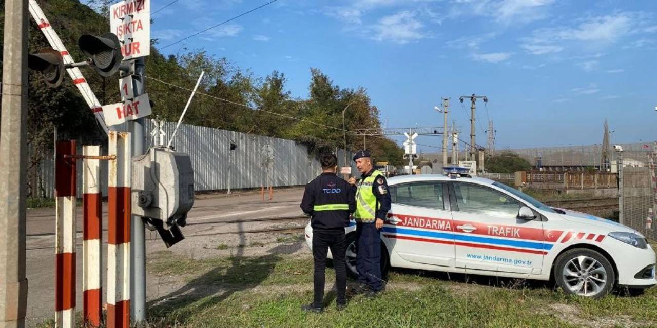 Jandarma Hemzemin Geçitleri Denetledi