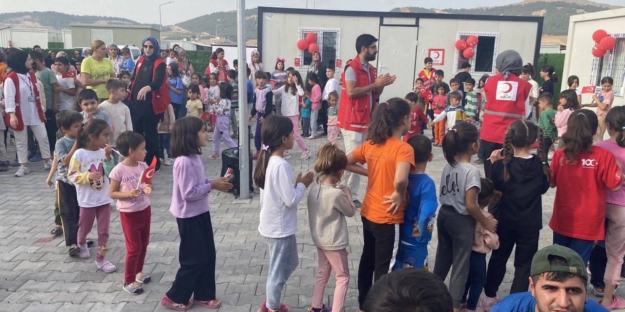 Kızılay Haftası Etkinliğinde Depremzede Çocuklar Doyasıya Eğlendi