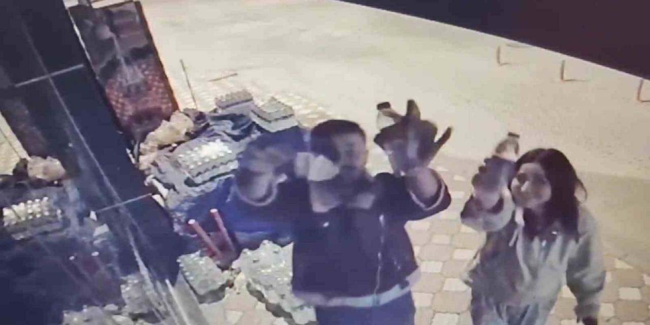 Helal Olsun Dedirten Görüntü: Büfeden Aldıkları İki Şişe Suyun Parasını Kameraya Gösterip Bıraktılar