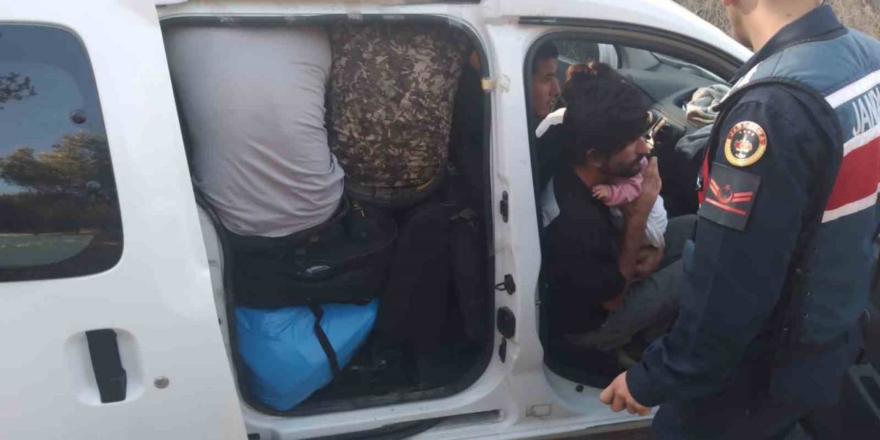 Hepsi Bir Otomobilden Çıktı...16 Kaçak Göçmen Jandarmayı Bile Şaşırttı