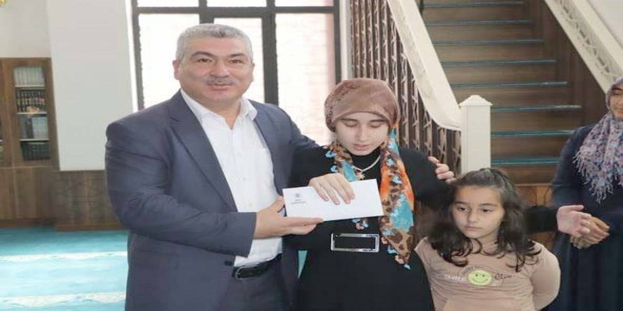 Görme Engelli Rabia, 40 Hadis Ezberleyerek Birinci Oldu