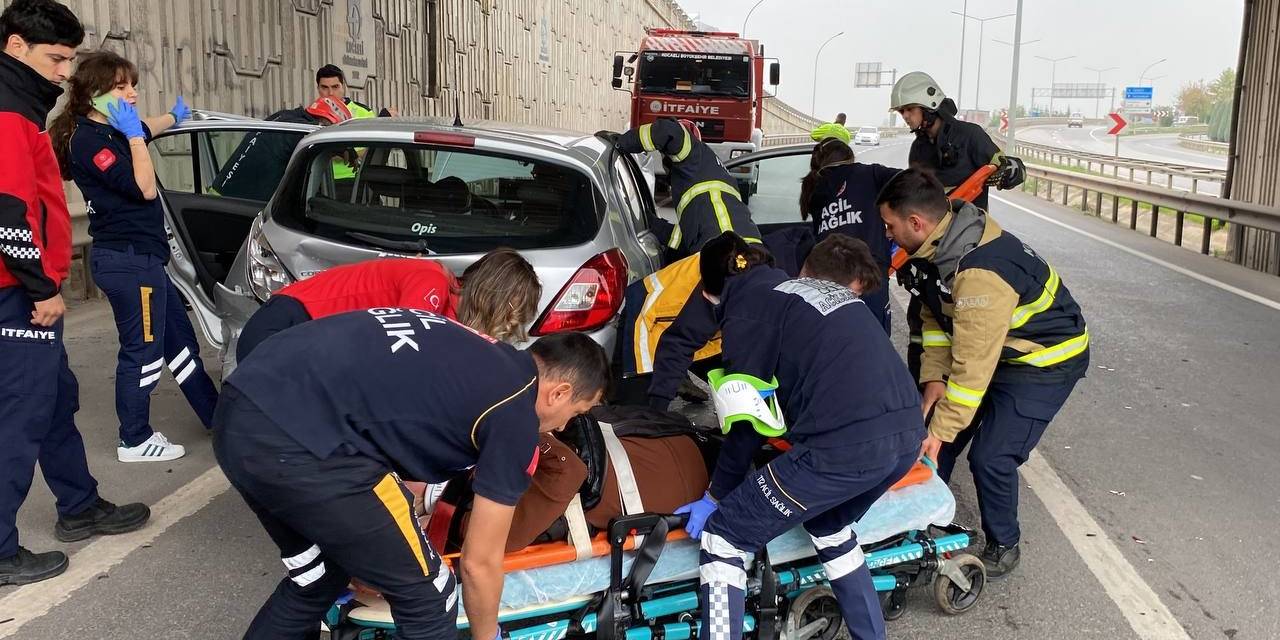 Hurdaya Dönen Otomobilde Sıkışanların İmdadına İtfaiye Yetişti