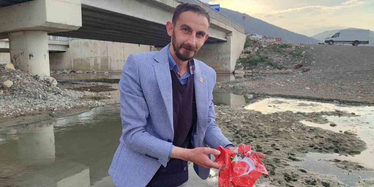 Dereye Düşen Türk Bayrağını Çamur İçinden Aldı