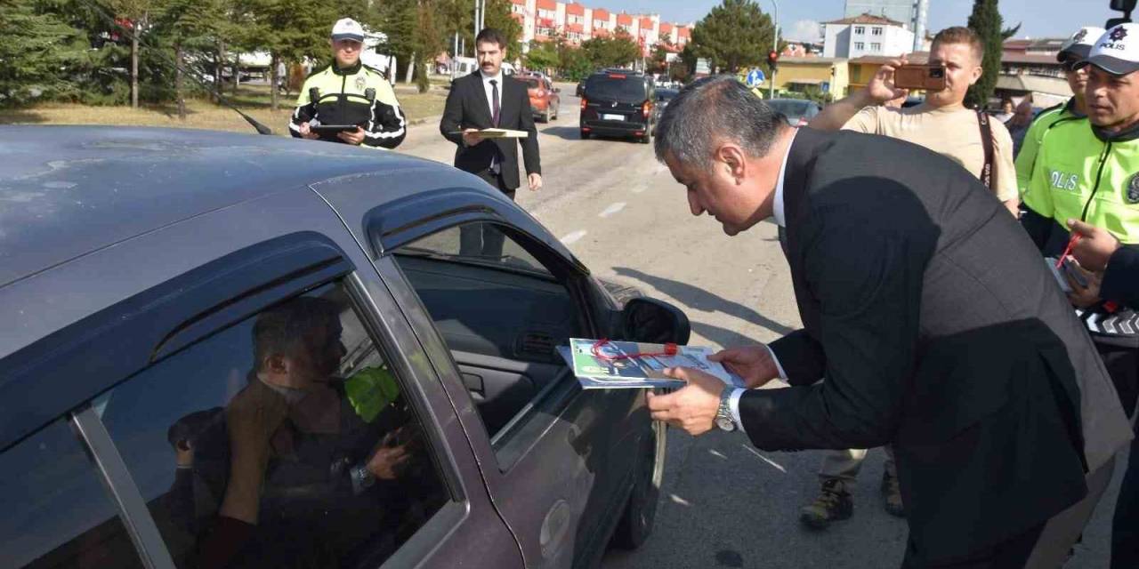 Vali Yavuz, Sürücüleri Uyarıp Çocuklara Kırmızı Düdük Dağıttı