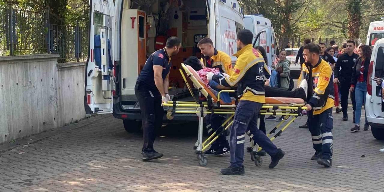 29 Ekim Kutlamasında Üç Veli Meşalenin Aleviyle Yaralandı