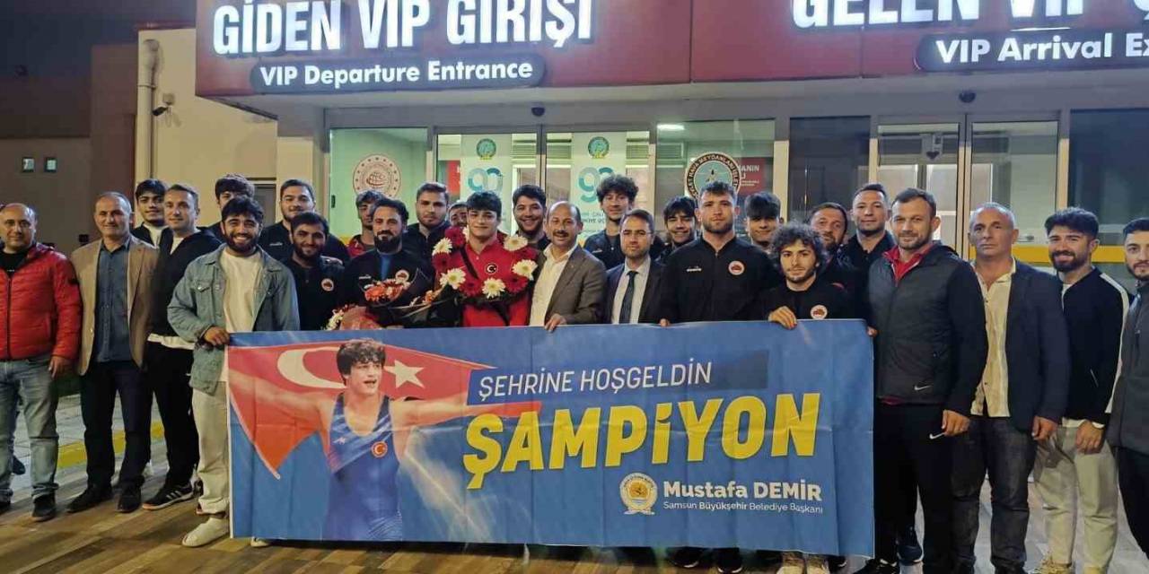 Dünya İkincisi Güreşçi Çiçeklerle Karşılandı