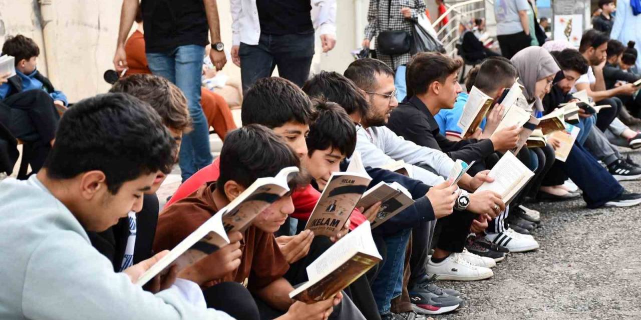 Öğrencilerin Girişimiyle Yüzlerce Siverekli Bir Arada Kitap Okudu