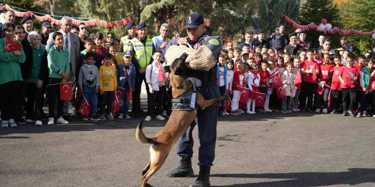 Jandarma, Cumhuriyet’in 100. Yılında Kapılarını Öğrencilere Açtı: Hem Eğlendiler Hem Öğrendiler