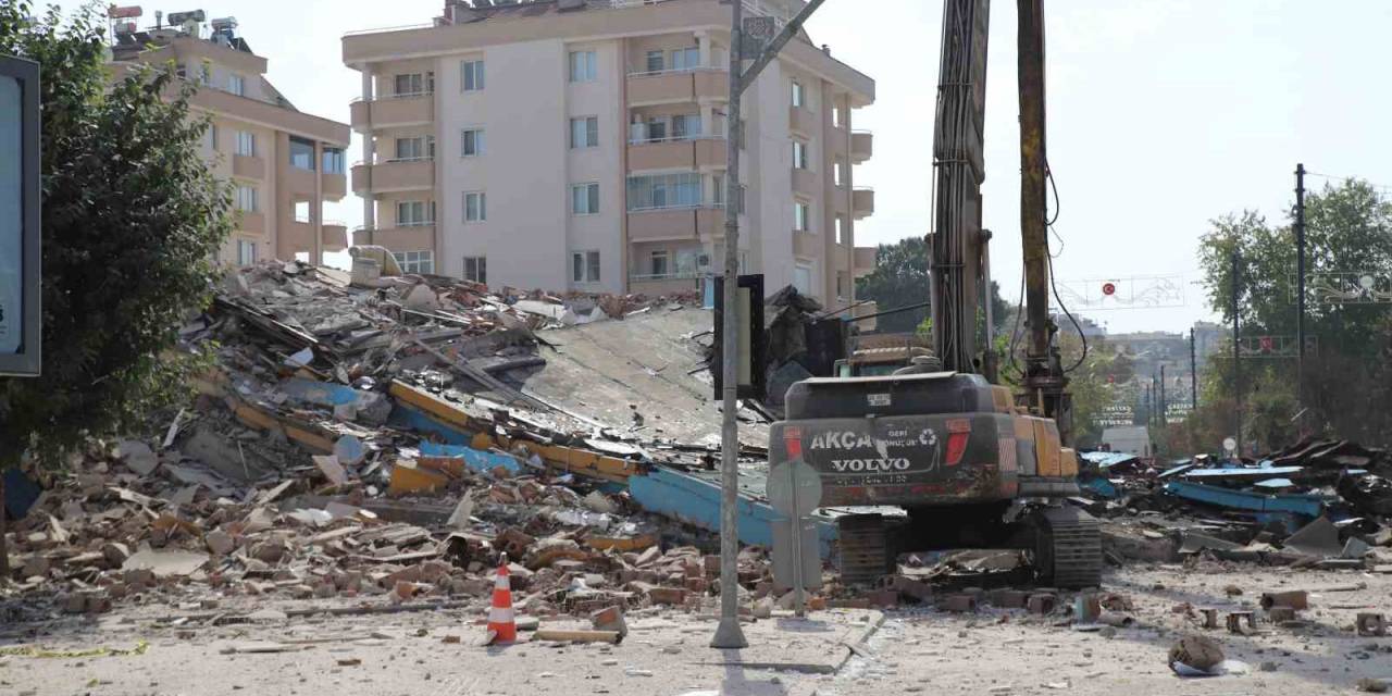 Gaziantep’te 12 Katlı Bina Yıkım Sırasında Çöktü